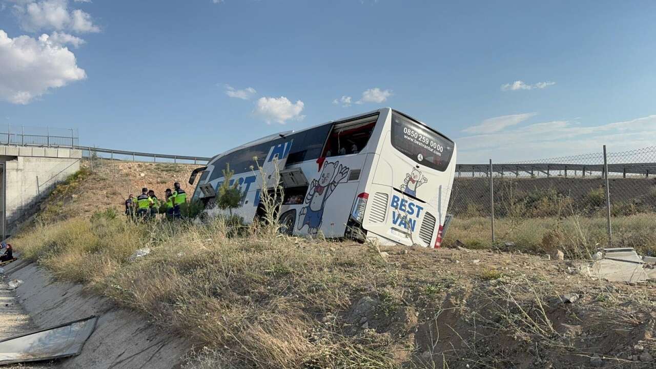 44 kişinin yaralandığı otobüs kazasından acı haber! Geride son kare kaldı 9